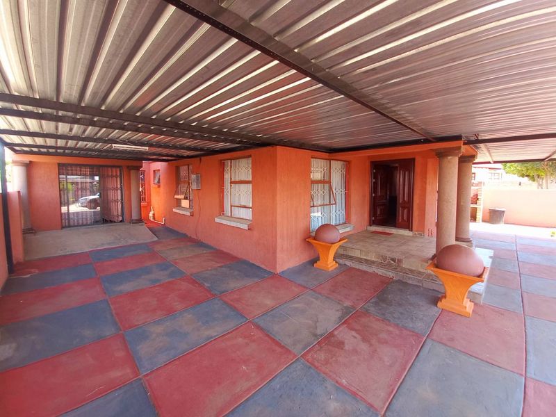 Three bedrooms house for sale in Soshanguve Block GG - Photo 2