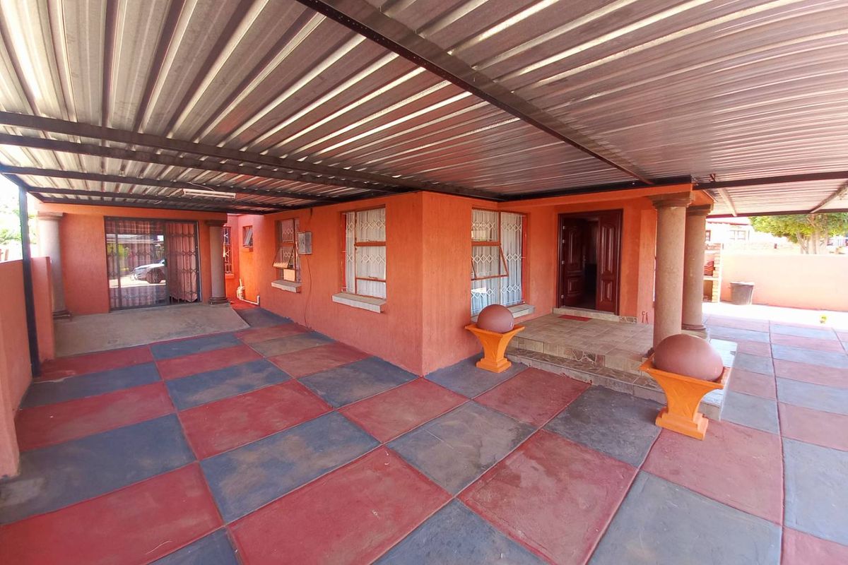 Three bedrooms house for sale in Soshanguve Block GG - Photo 2