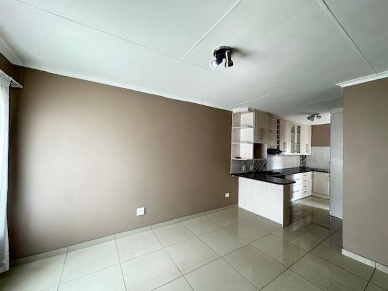 Charming 2-Bedroom Townhouse for Sale in Rooihuiskraal – Ideal for First-Time Buyers or Investors - Photo 5