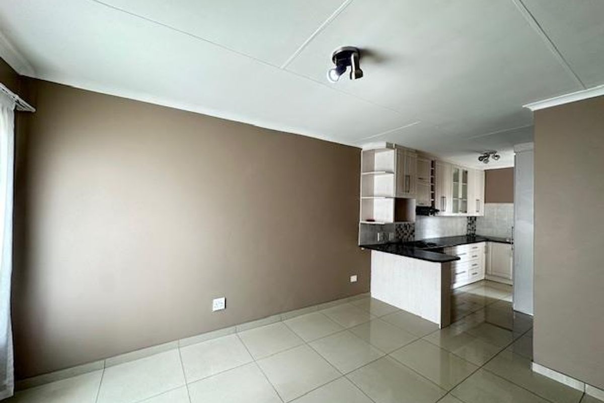 Charming 2-Bedroom Townhouse for Sale in Rooihuiskraal – Ideal for First-Time Buyers or Investors - Photo 5
