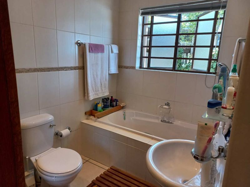 Stunning, sturdy house in popular area - Photo 7