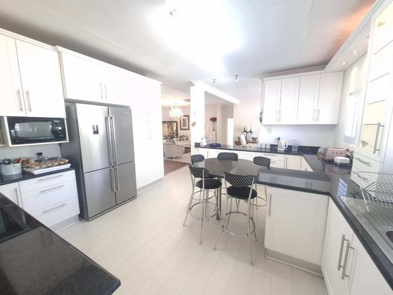 Gorgeous single level home with amazing garden - Photo 3