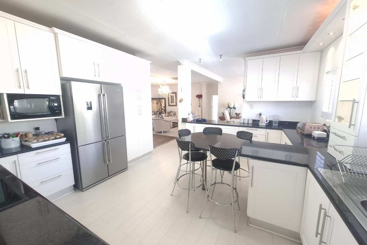 Gorgeous single level home with amazing garden - Photo 3