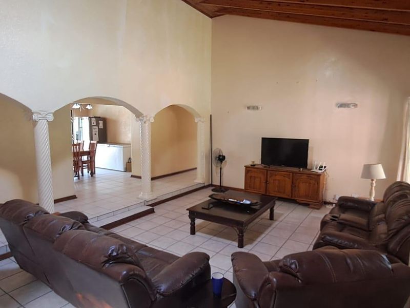 Spacious 5-Bedroom Family Home with Pool & Modern Finishes - Photo 2