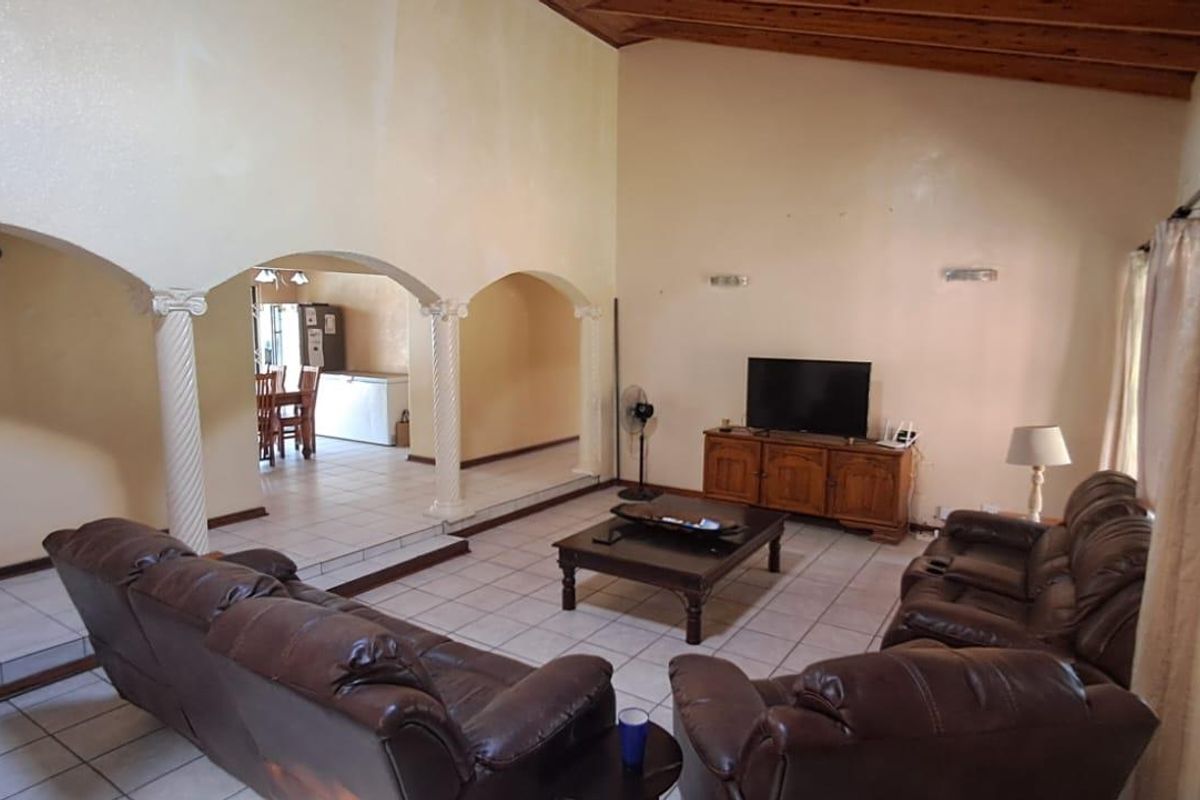 Spacious 5-Bedroom Family Home with Pool & Modern Finishes - Photo 2