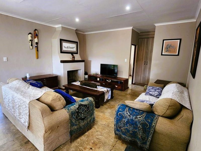 Sophisticated Country Living with a Main house, Cottage & Equestrian Facilities – A White River Gem! - Photo 7