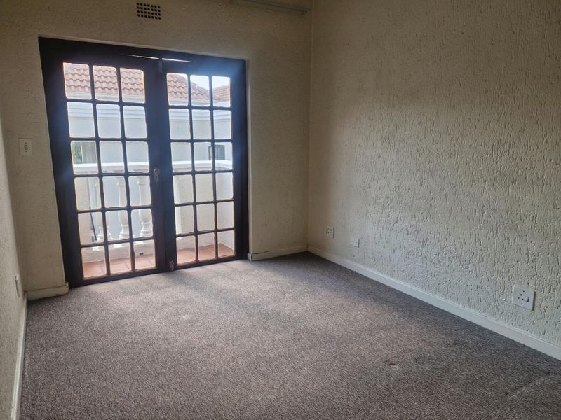 Top floor 1 bedroom in central Sandown position - Photo 5