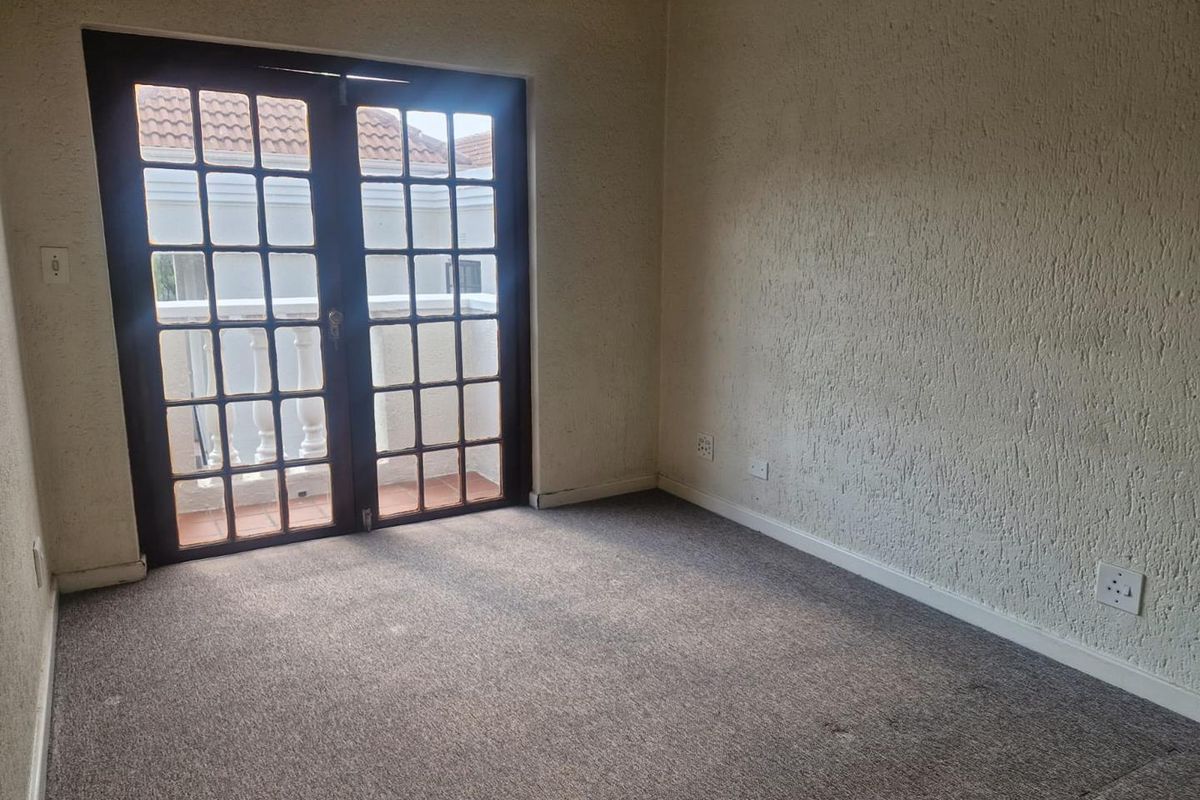 Top floor 1 bedroom in central Sandown position - Photo 5