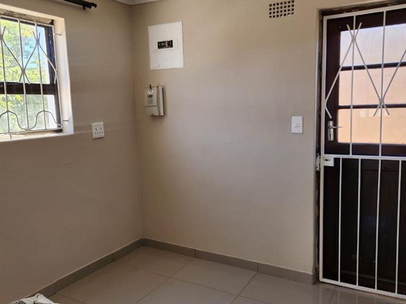 Charming Three-Bedroom Home for Rent in Ilitha Park, Khayelitsha - Photo 4