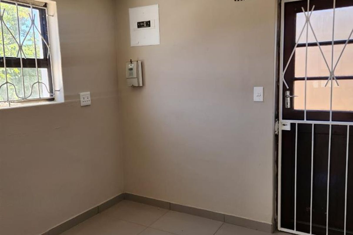 Charming Three-Bedroom Home for Rent in Ilitha Park, Khayelitsha - Photo 4