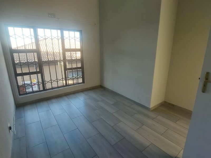 Spacious 4 Bedroom Home with Office & Modern Kitchen - Photo 10