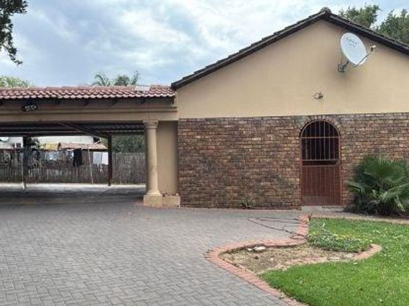 THE REEDS - 6 BEDROOM HOUSE WITH 3 BACHELOR FLATLETS - Photo 3