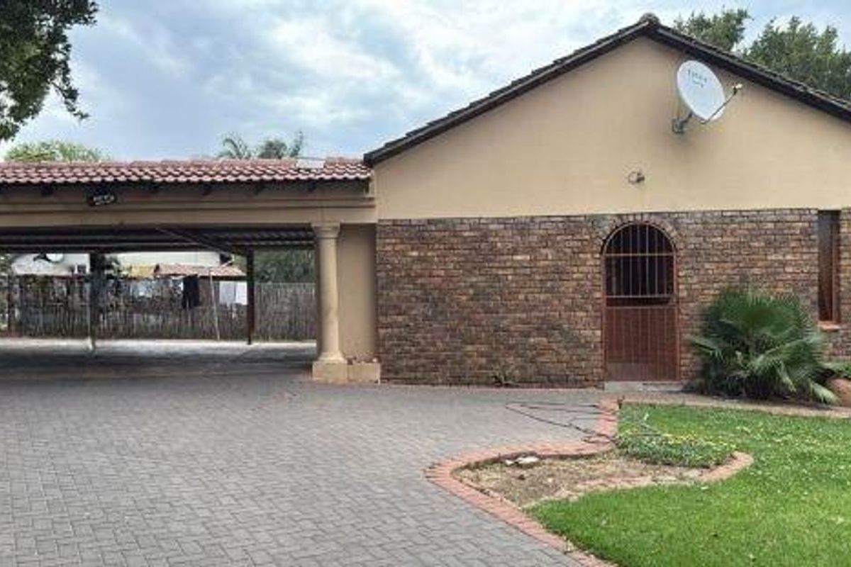THE REEDS - 6 BEDROOM HOUSE WITH 3 BACHELOR FLATLETS - Photo 3