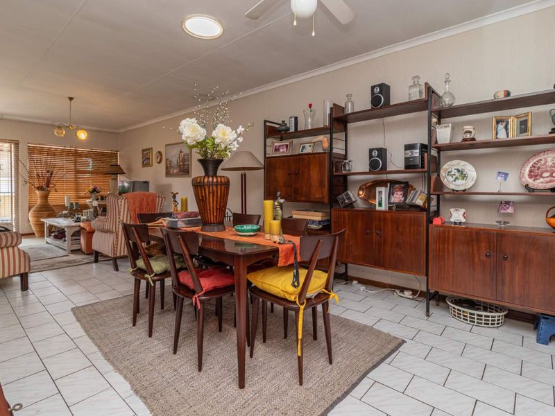 Charming Simplex Living with Endless Potential. Sorry unfortunately no pets - Photo 8