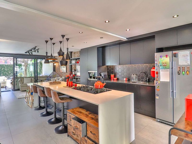 Gorgeous 3 bed, 2.5 bath duplex available for sale in Bryanston - Photo 2