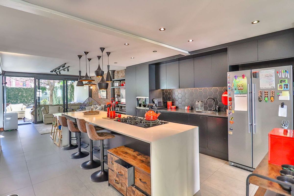 Gorgeous 3 bed, 2.5 bath duplex available for sale in Bryanston - Photo 2