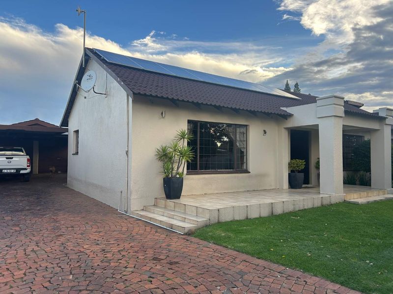 **Charming Family Home with Exceptional Outdoor Entertainment Space** - Photo 4