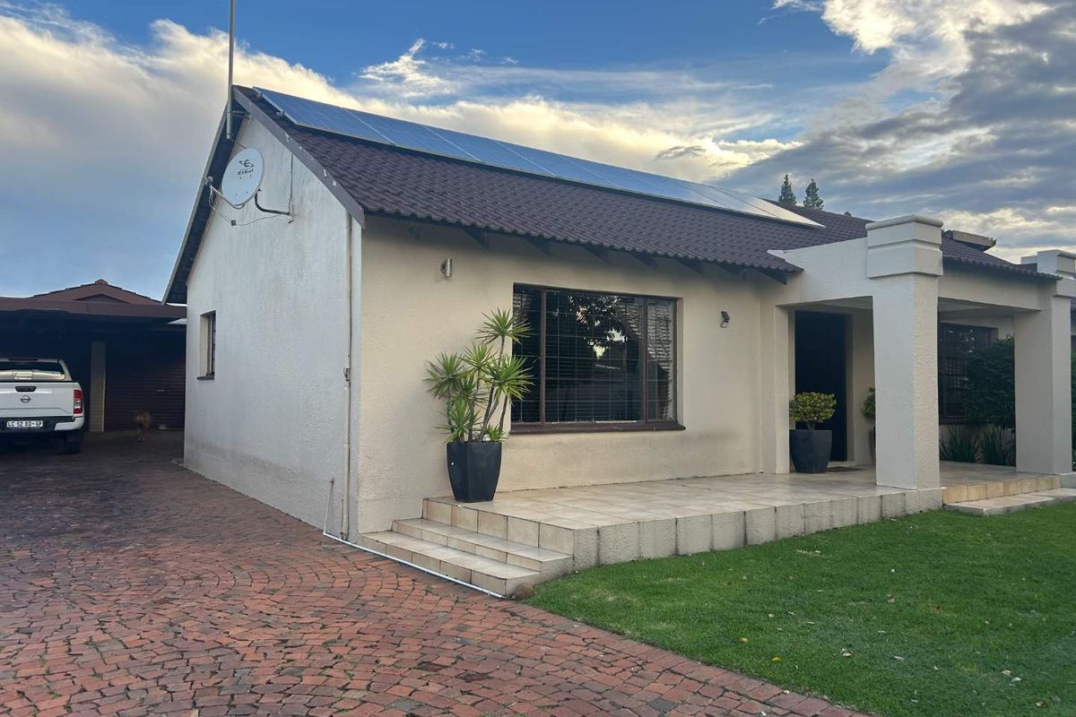 **Charming Family Home with Exceptional Outdoor Entertainment Space** - Photo 4