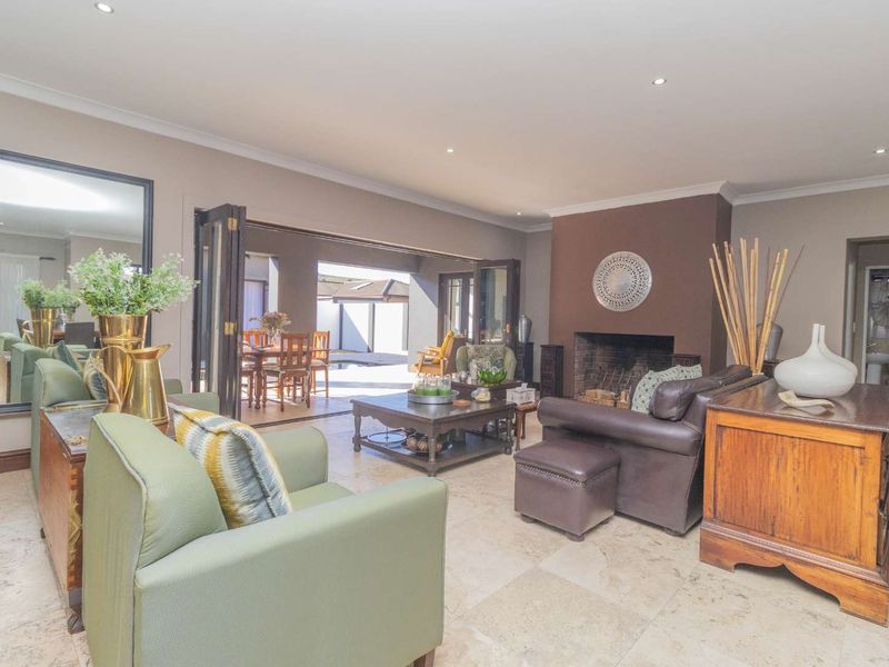 Elegance Meets Comfort: Spacious Family Home & Office! - Photo 3