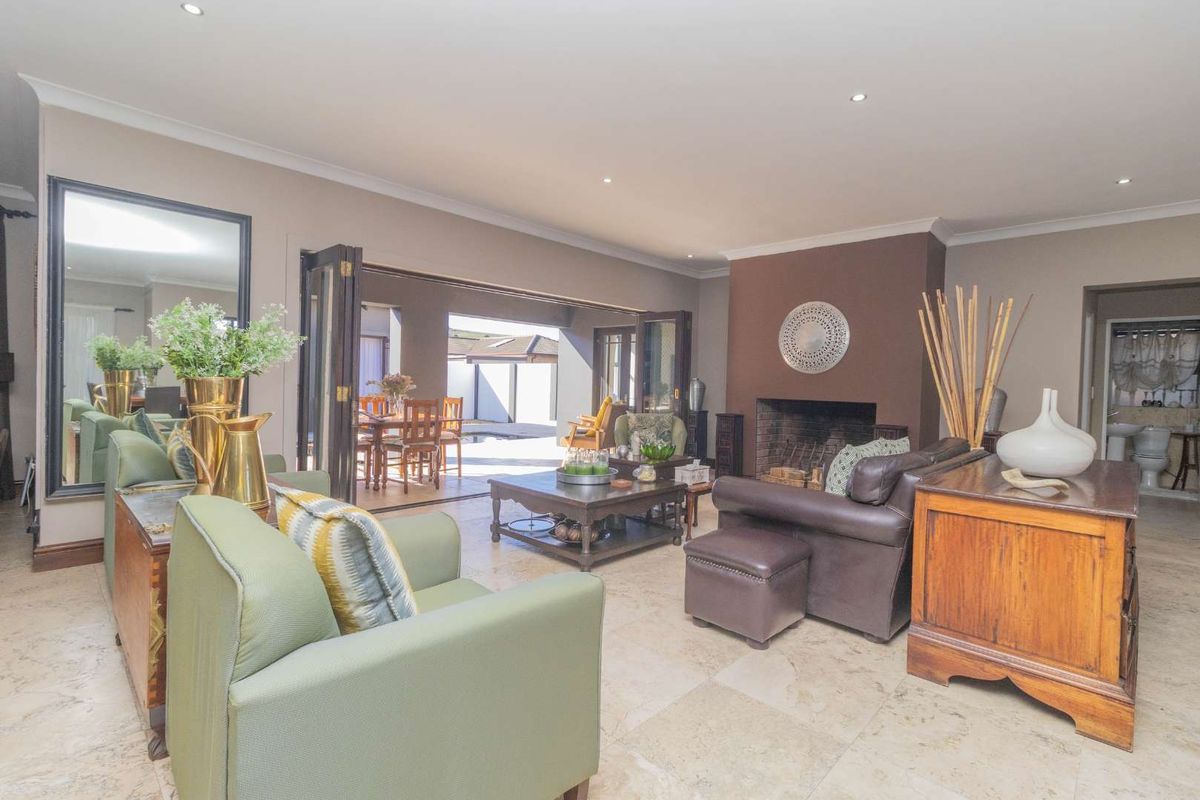 Elegance Meets Comfort: Spacious Family Home & Office! - Photo 3