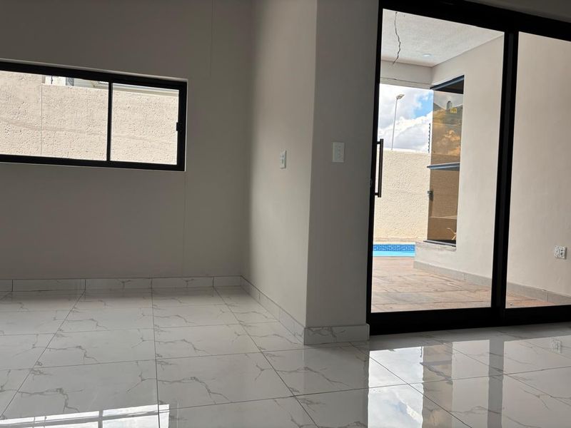 Windhoek Kleine Kuppe: Newly built 5 Bedroom house with Flat is For Sale - Photo 10
