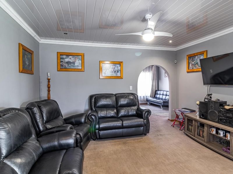 Charming Family Home with Flatlet and Workshop on Expansive Stand - Photo 10