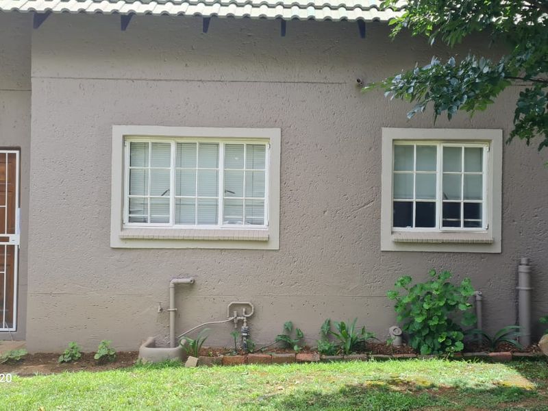 Neat Townhouse - Photo 3