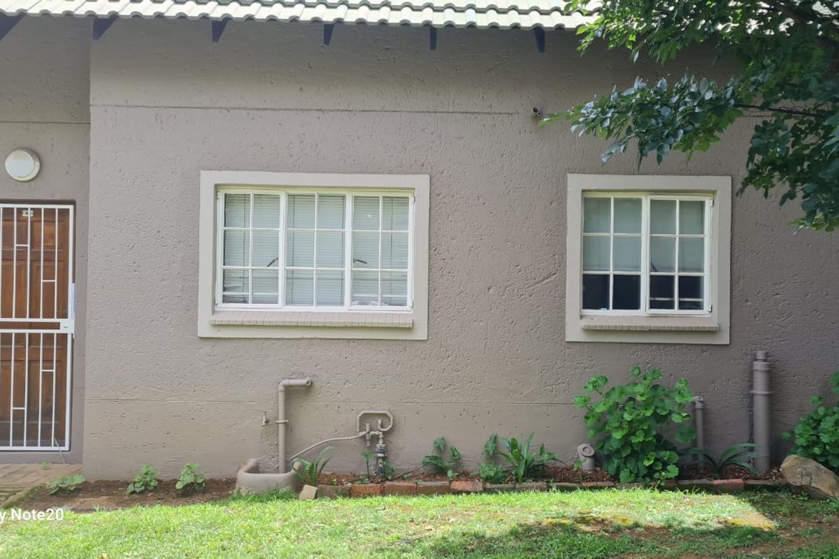 Neat Townhouse - Photo 3