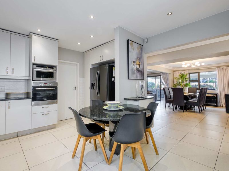 4 BEDROOM HOUSE FOR SALE IN FOURWAYS GARDENS - Photo 10