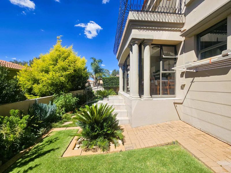 Exceptional One-of-a-Kind 3 Bedroom Townhouse in Dan Pienaar – Luxury, Space & Spectacular Views - Photo 5