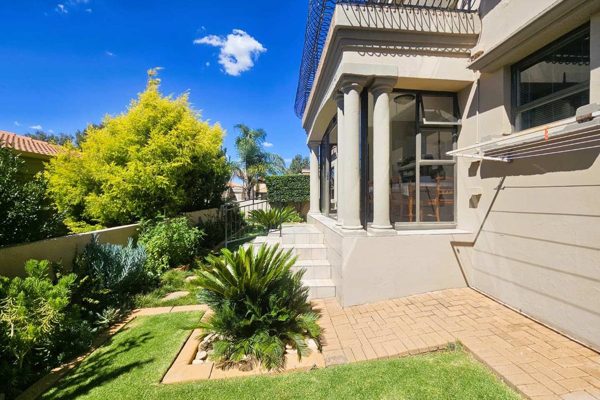 Exceptional One-of-a-Kind 3 Bedroom Townhouse in Dan Pienaar – Luxury, Space & Spectacular Views - Photo 5