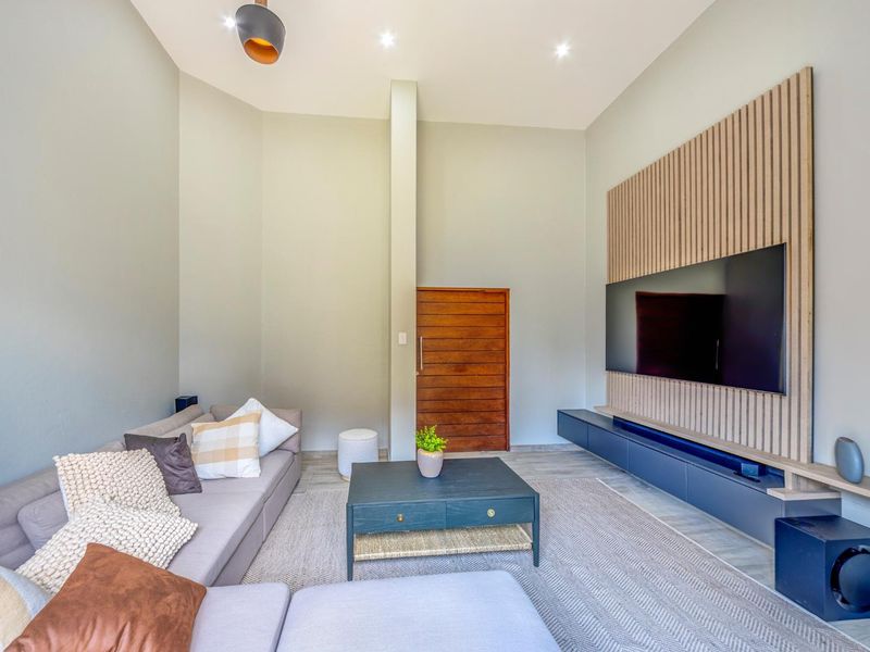 Five Bedroom Home for Sale In Waterfall Country Estate. - Photo 10