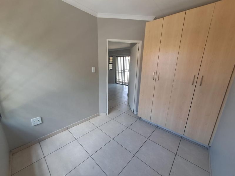 Ground Floor Modern Townhouse - Photo 4