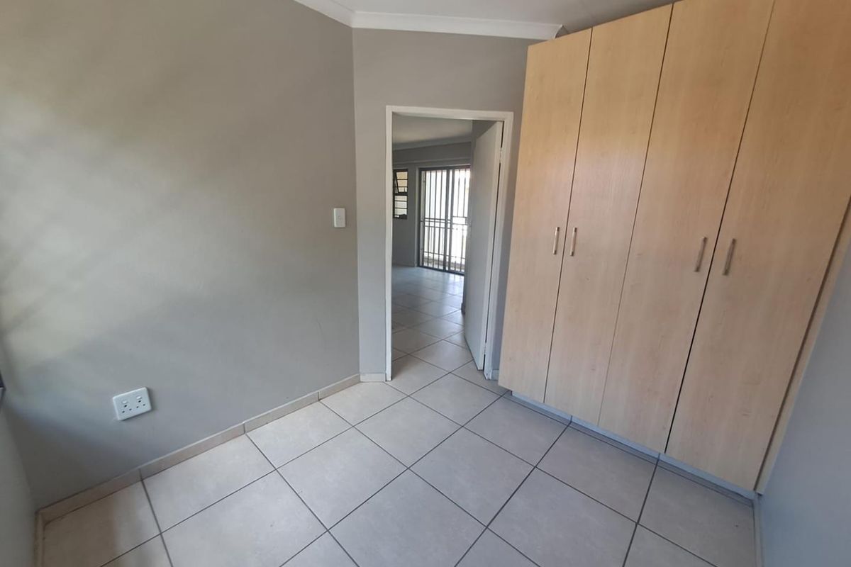 Ground Floor Modern Townhouse - Photo 4