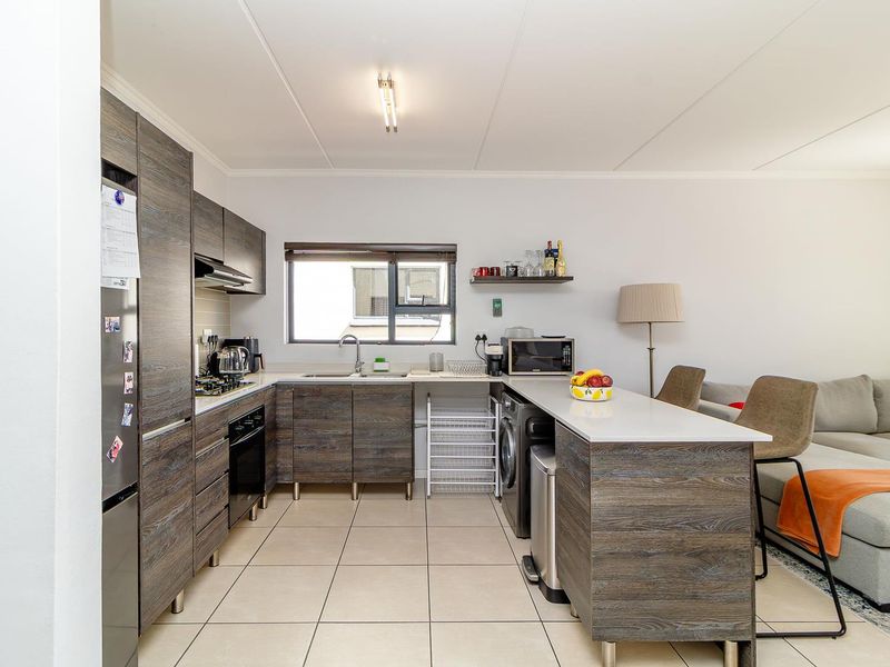 Pristine Two Bedroom Apartment! - Photo 2
