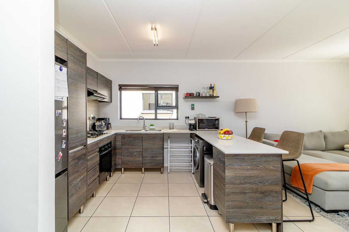 Pristine Two Bedroom Apartment! - Photo 2