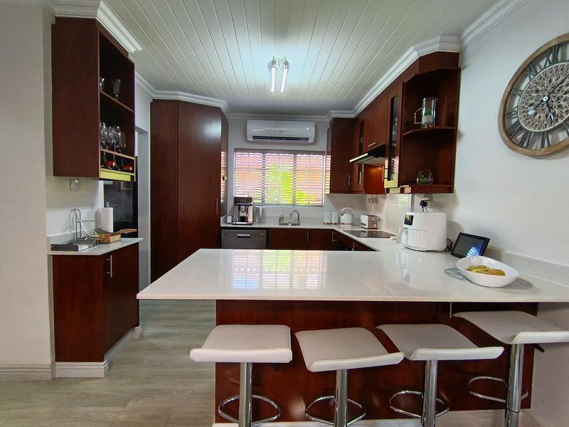 Luxury Dual Living with Exceptional Entertainment Spaces - Photo 7