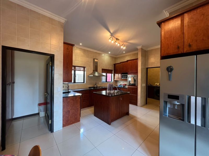 An Exceptional Family Residence Offering Space, Elegance and Outstanding Value - Photo 8