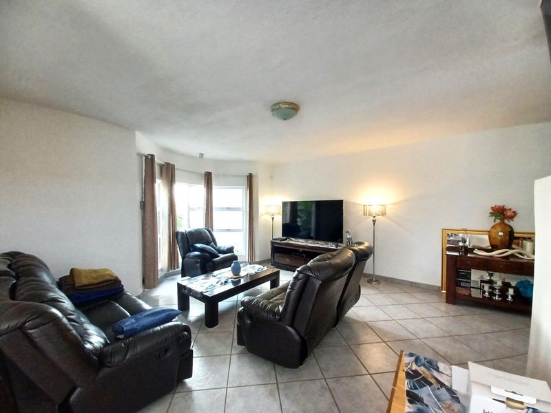 Kleine Kuppe - Spacious Double-Storey Home – N$ 2.7 Million (CC Registered) - Photo 7