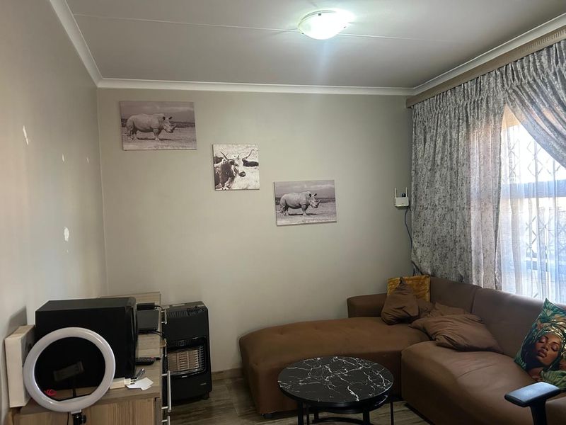 Clayville Ext 76-R950 000 Family Home - Photo 2