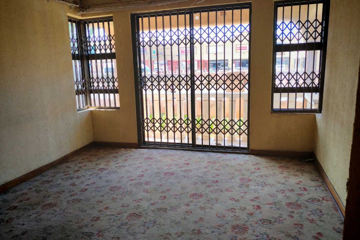 "Main Road Gem: Ideal for Home or Business Transformation!" - Photo 4