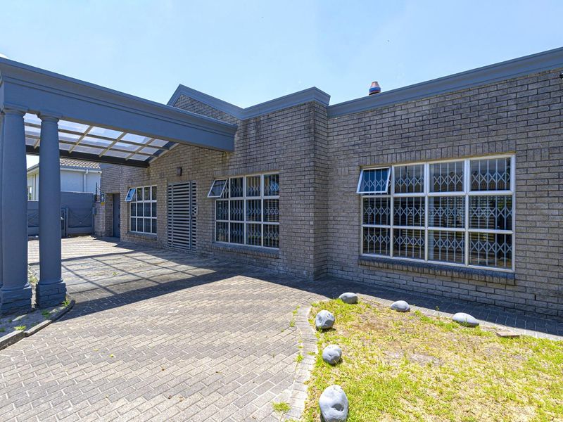 A Prestigious Rondebosch East Gem – Contemporary Elegance on a 620sqm Erf - Photo 3