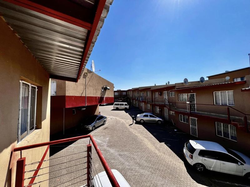 2 Bedroom Townhouse for Sale in Otjomuise - Photo 2