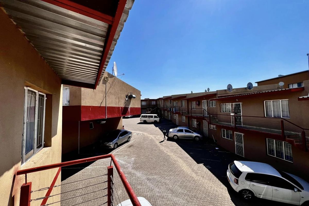 2 Bedroom Townhouse for Sale in Otjomuise - Photo 2