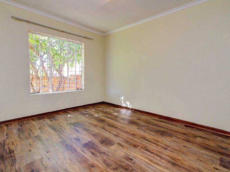 Bright Newly Painted Home with New Laminated Floors! - Photo 8