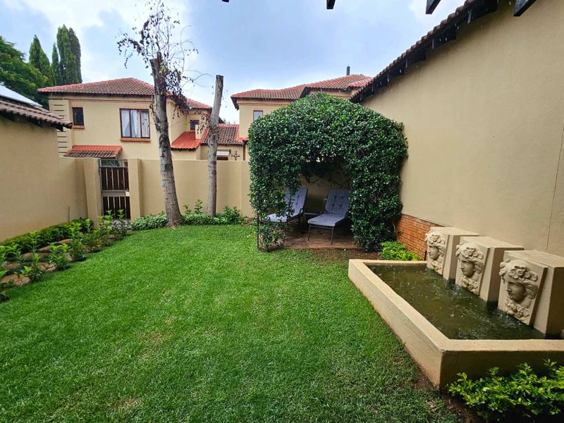 Luxurious newly renovated 4 bedroom townhouse with solar. - Photo 5