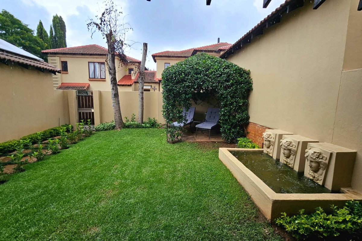 Luxurious newly renovated 4 bedroom townhouse with solar. - Photo 5