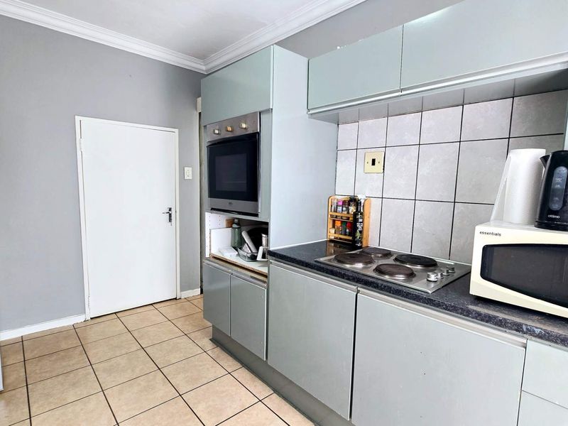 HIDDEN GEM 3 BEDROOM DUPLEX IN WATERKLOOF GLEN - Photo 10