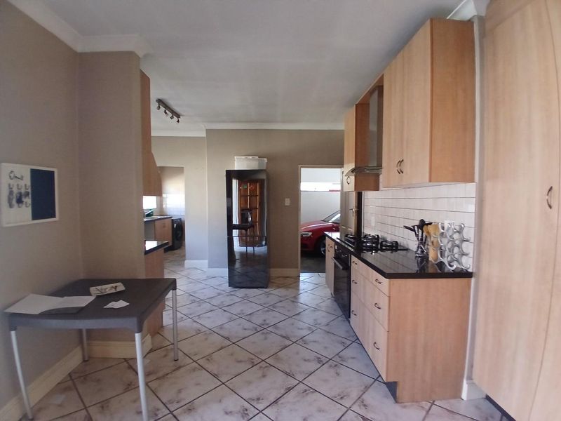 Large Family Home for Sale - Photo 10