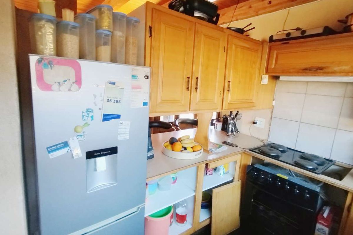 "Double-Story Delight: Perfect for Family Living!" - Photo 2